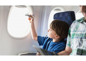 Бортпроводники поделились советами для родителей, летающих с детьми